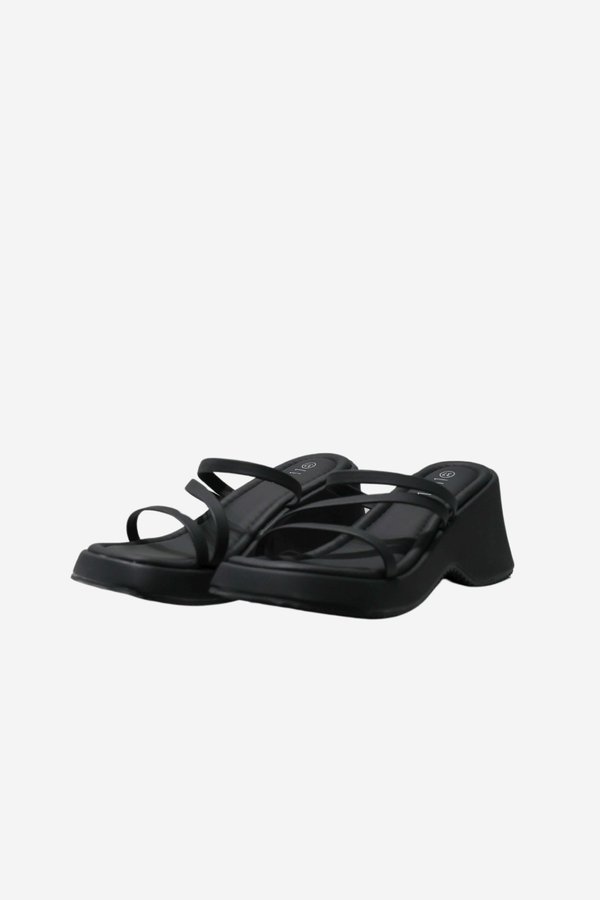 CLOUD NINE STRAPPY SANDAL PLATFORMS (8 CM) IN BLACK