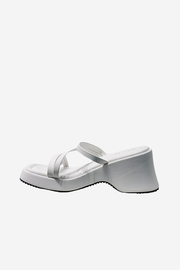 CLOUD NINE STRAPPY SANDAL PLATFORMS (8 CM) IN WHITE