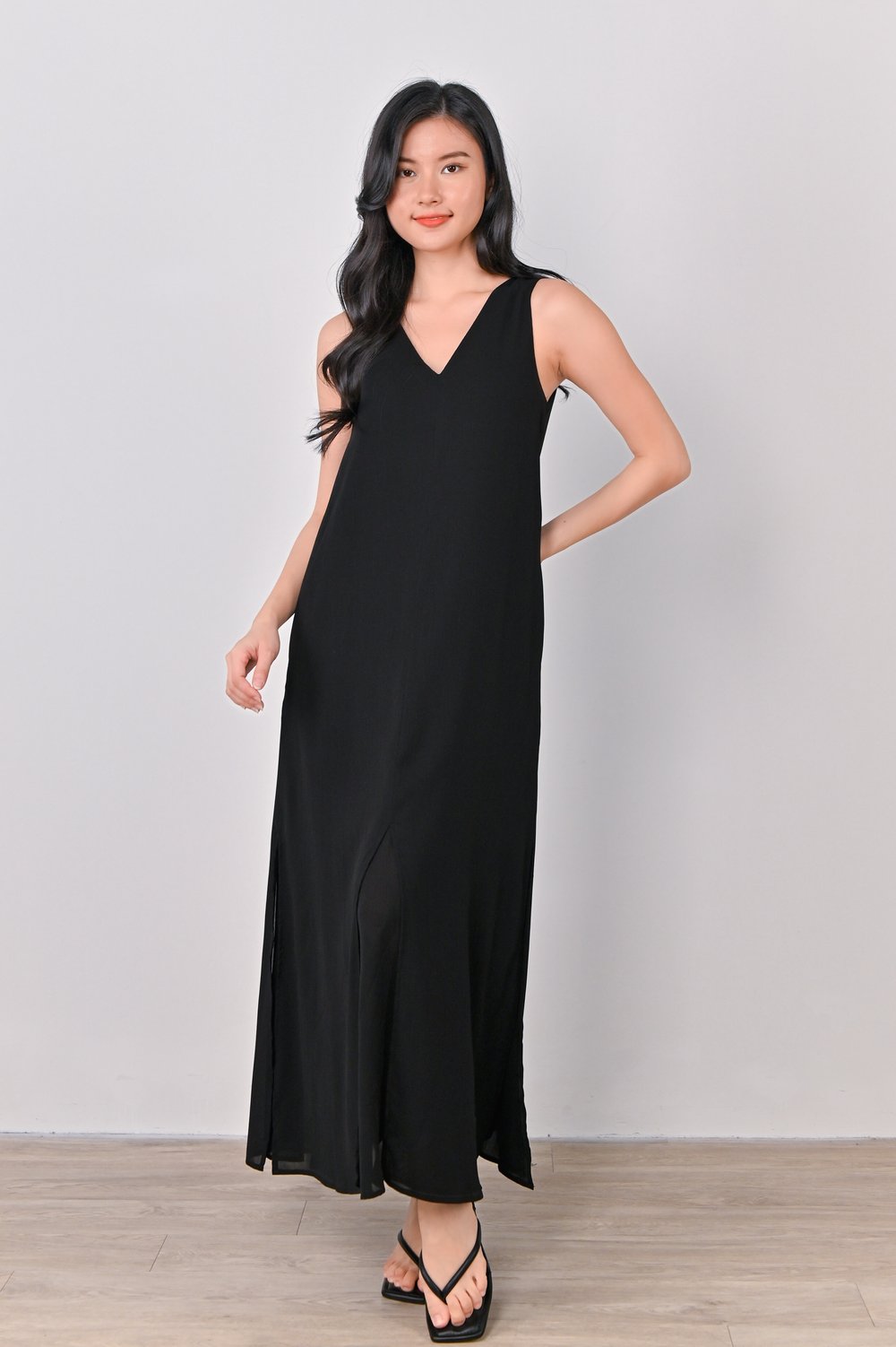 OULA SLIT MAXI DRESS IN BLACK OULA SLIT MAXI DRESS IN BLACK