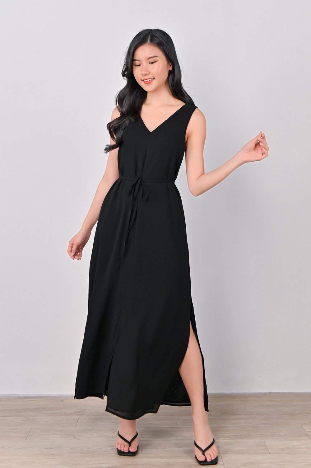 OULA SLIT MAXI DRESS IN BLACK OULA SLIT MAXI DRESS IN BLACK
