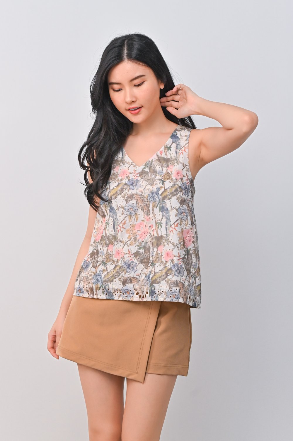 ZELENE FLORAL EYELET TWO-WAY TOP ZELENE FLORAL EYELET TWO-WAY TOP