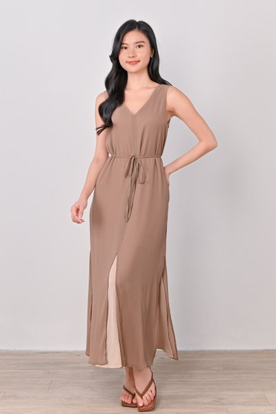 OULA SLIT MAXI DRESS IN MOCHA