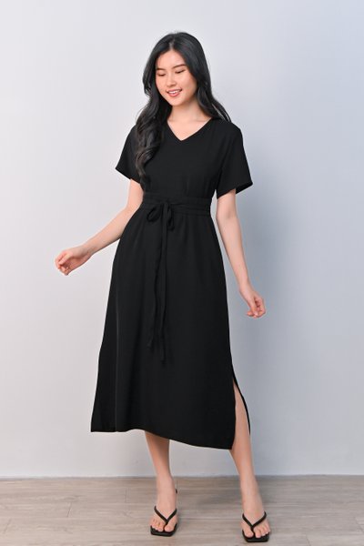 FANG V-NECK SLEEVED DRESS IN BLACK