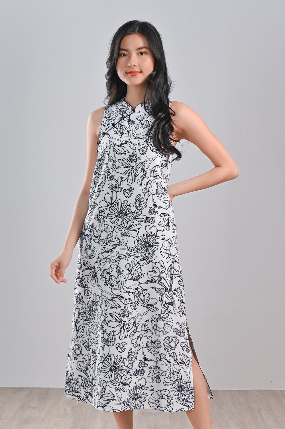 NAVY SKETCHED FLORALS SIDE-SLIT CHEONGSAM NAVY SKETCHED FLORALS SIDE-SLIT CHEONGSAM