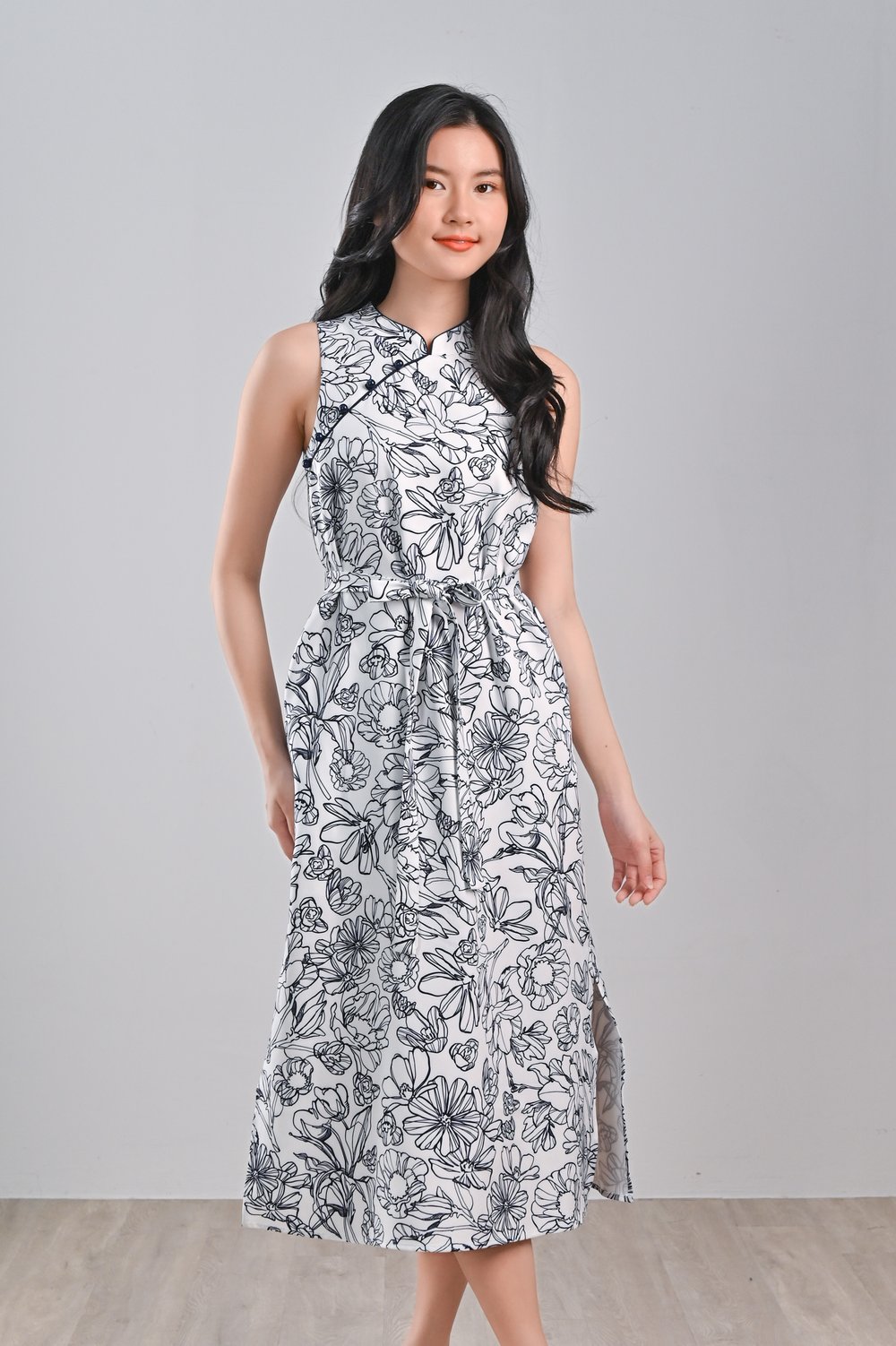 NAVY SKETCHED FLORALS SIDE-SLIT CHEONGSAM NAVY SKETCHED FLORALS SIDE-SLIT CHEONGSAM