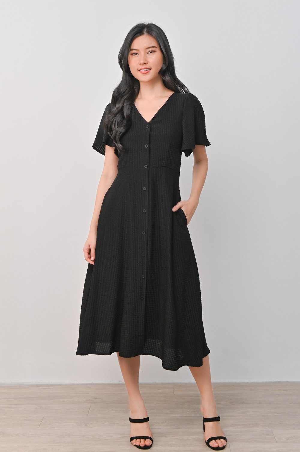 RENDIE TEXTURED SLEEVED BUTTON DRESS IN BLACK