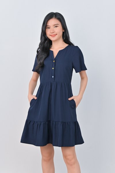 REVNA BUTTON FLOUNCE DRESS IN NAVY