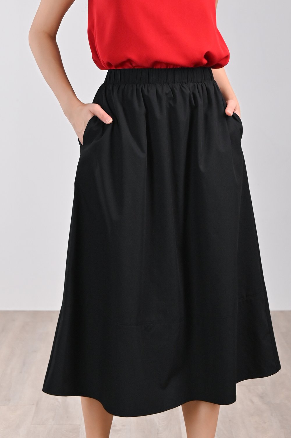SAMANTHA ELASTIC-WAIST MIDI SKIRT IN BLACK