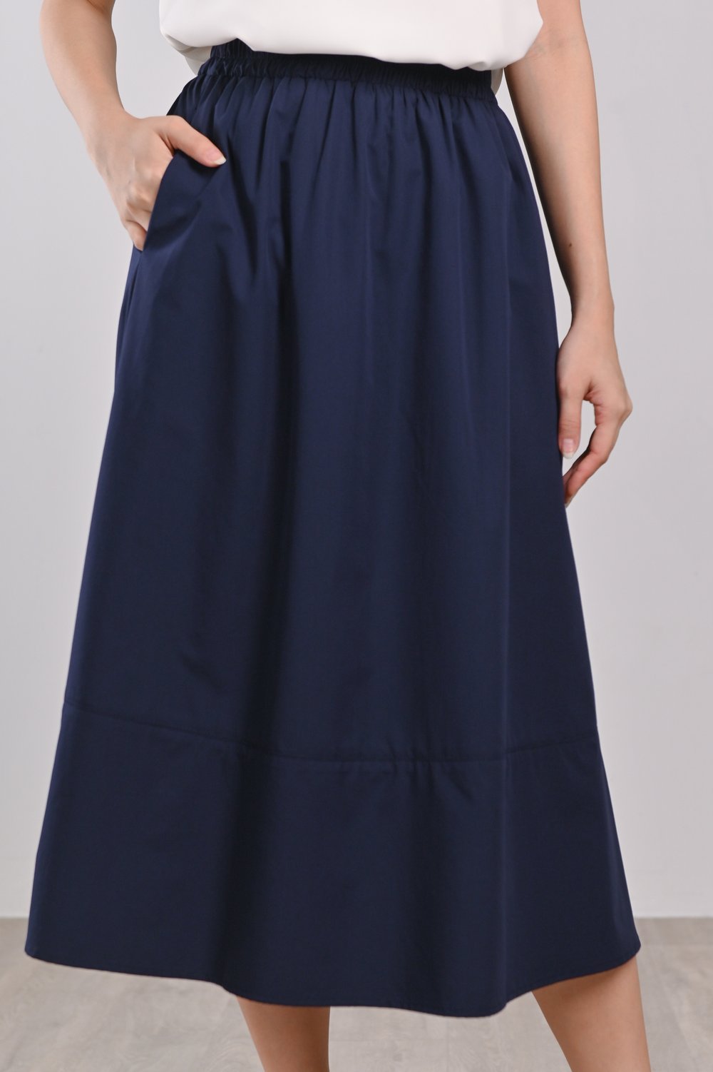 SAMANTHA ELASTIC-WAIST MIDI SKIRT IN NAVY