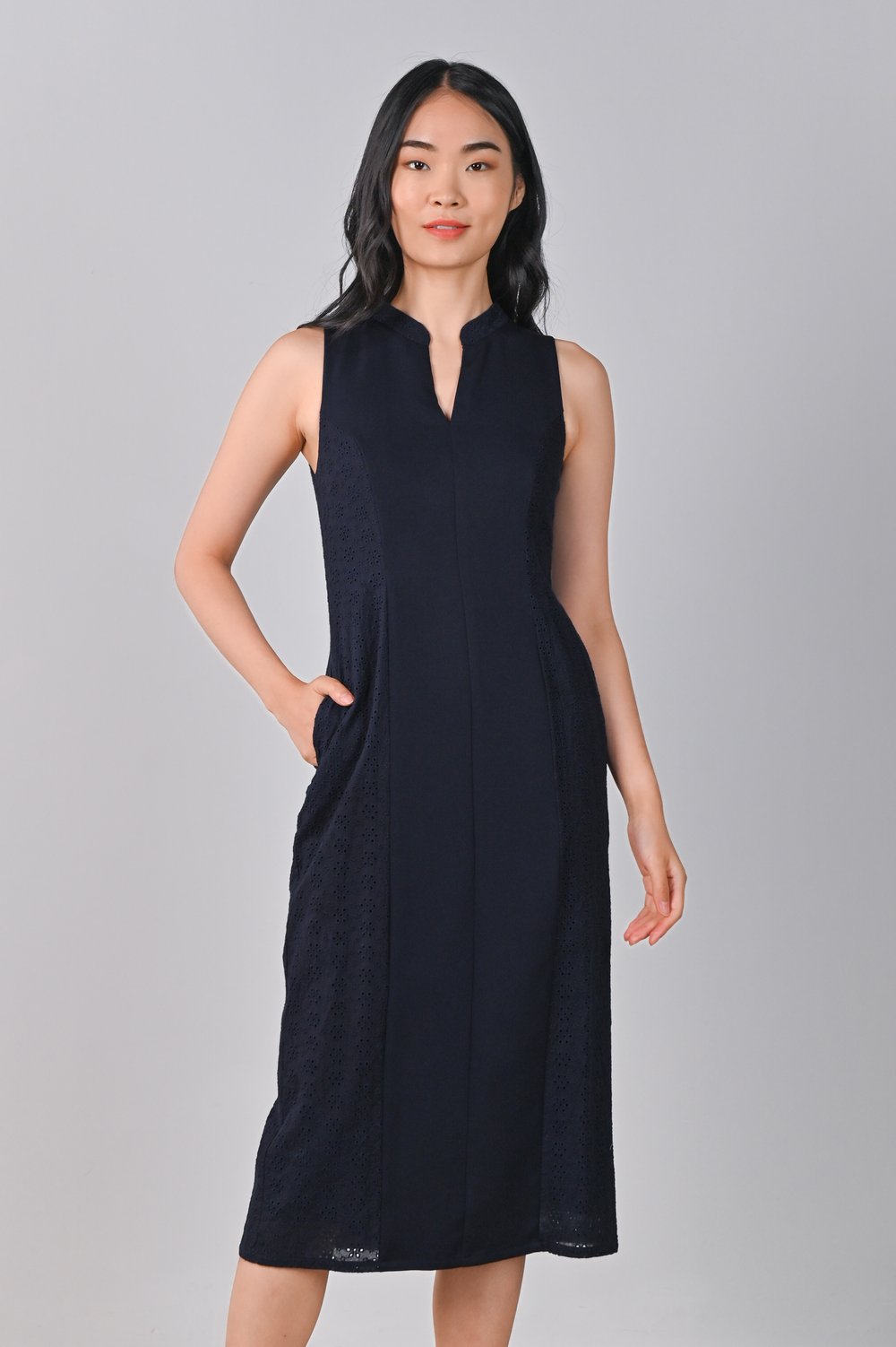 KEXIN EYELET-INSERT PENCIL CHEONGSAM IN NAVY