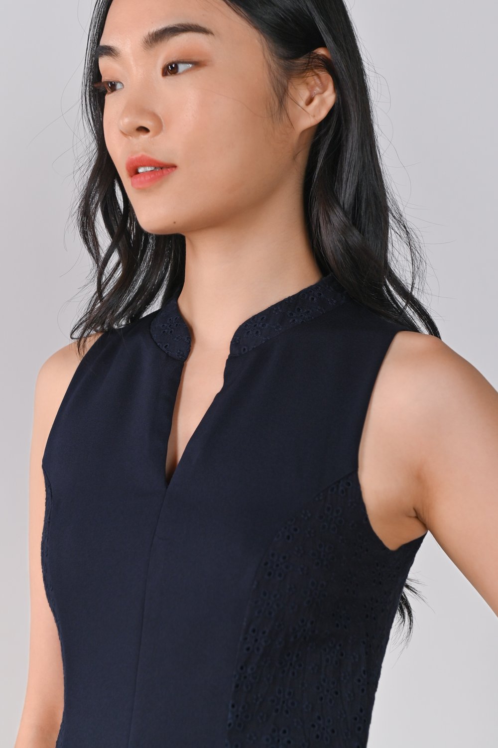 KEXIN EYELET-INSERT PENCIL CHEONGSAM IN NAVY