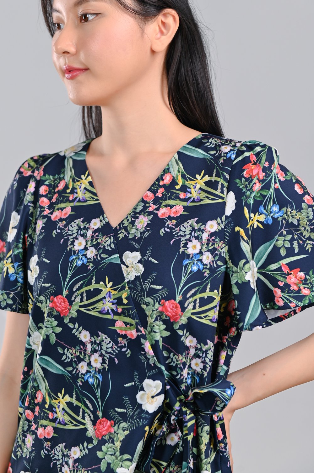NAVY LUSH FLORALS TIE-SASH TOP NAVY LUSH FLORALS TIE-SASH TOP