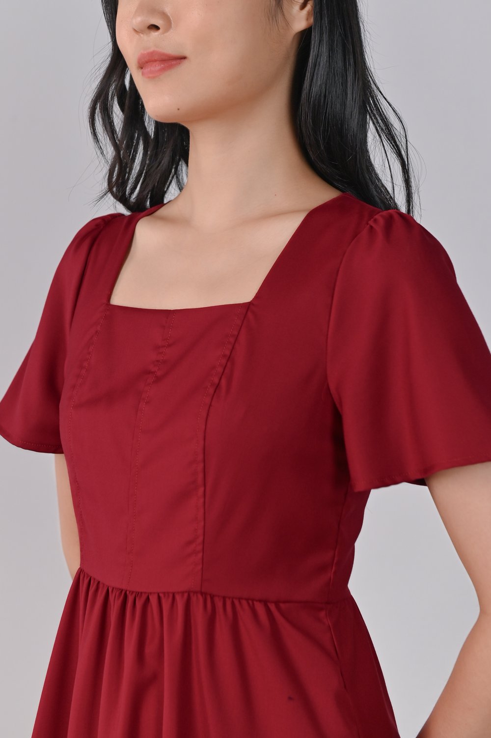 TEAGEN PANELLED SLEEVED MIDI DRESS IN RED TEAGEN PANELLED SLEEVED MIDI DRESS IN RED