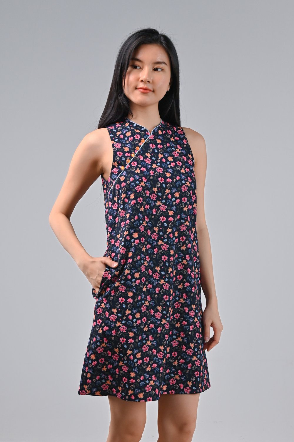 NIGHT GARDEN SLEEVELESS CHEONGSAM NIGHT GARDEN SLEEVELESS CHEONGSAM
