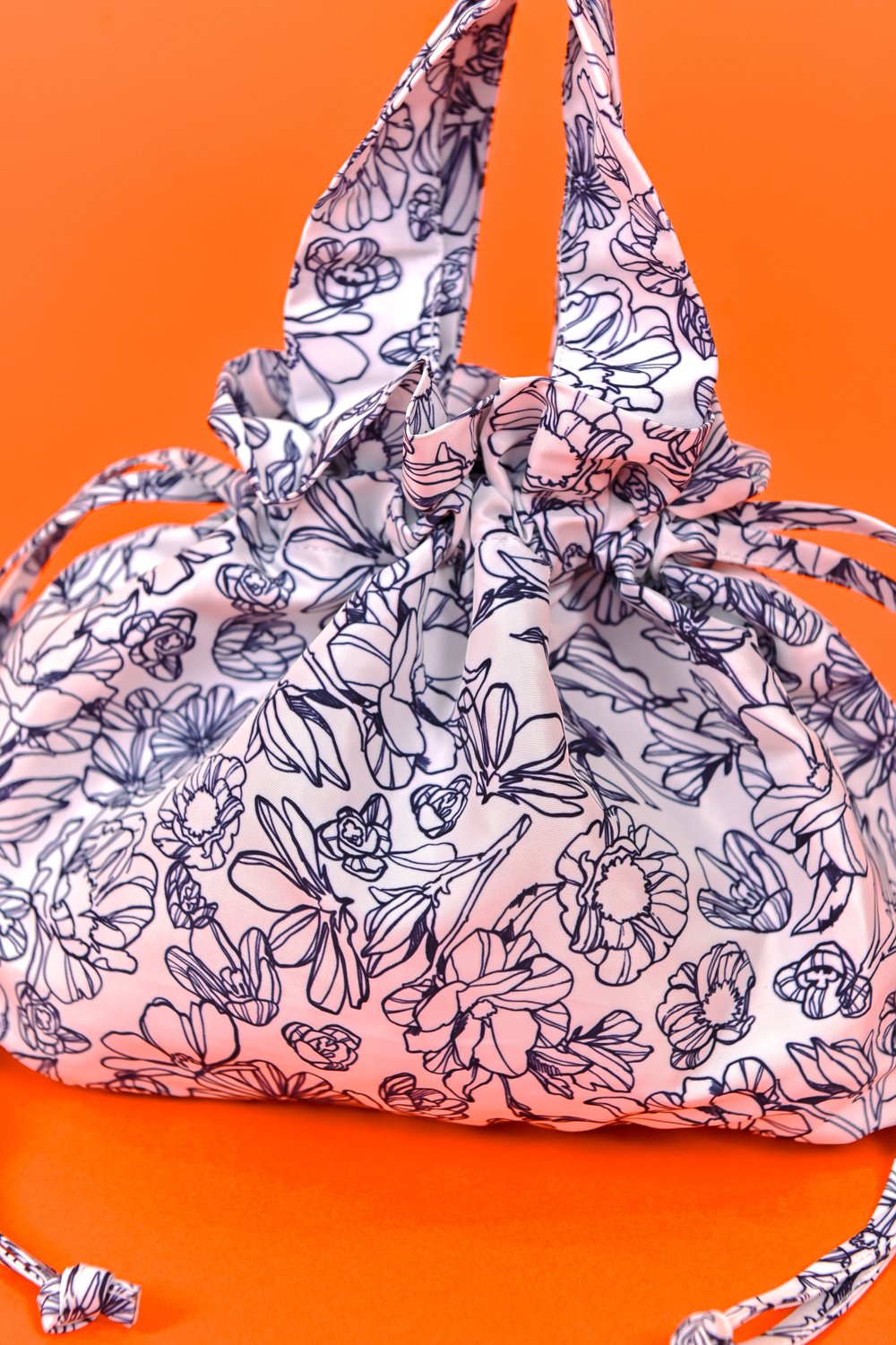 NAVY SKETCHED FLORALS DUMPLING BAG NAVY SKETCHED FLORALS DUMPLING BAG