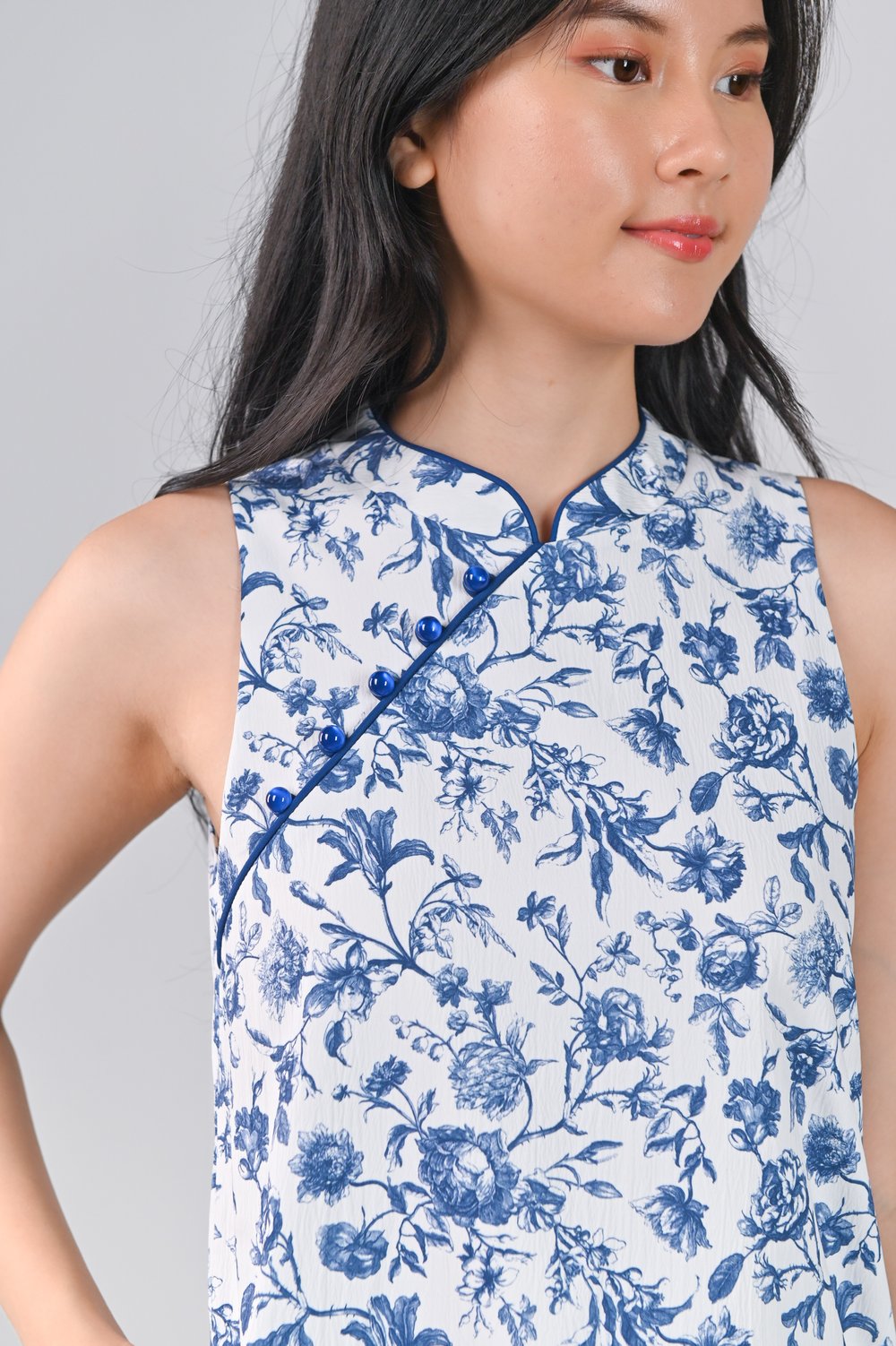 ANTIQUE TOILE SLEEVELESS CHEONGSAM