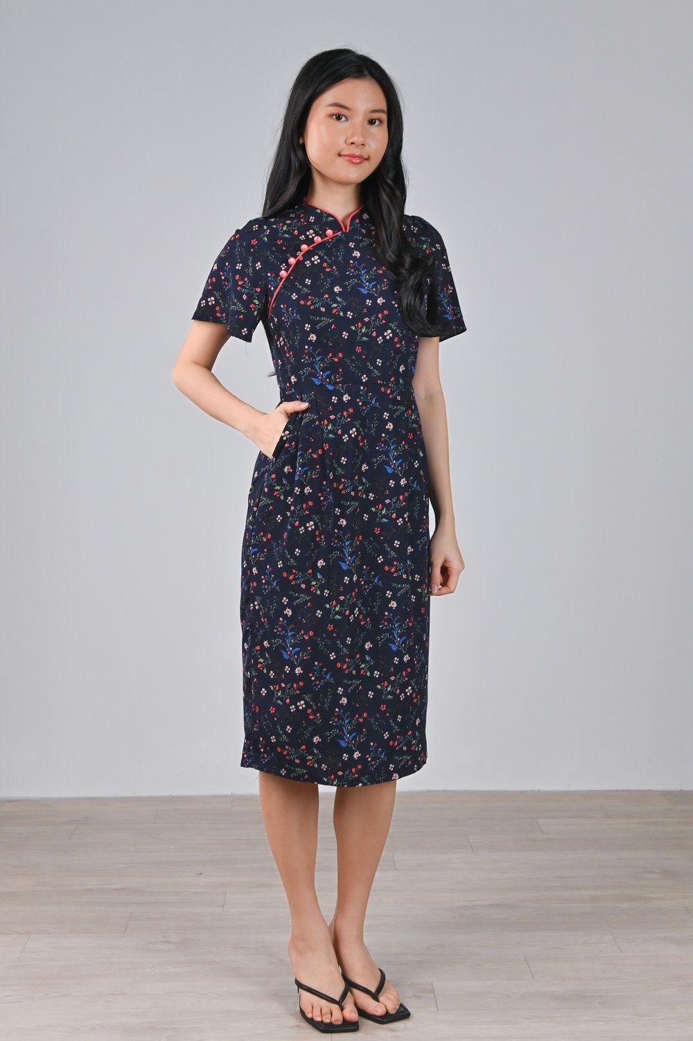 LEYI FLORAL SLEEVED CHEONGSAM IN NAVY