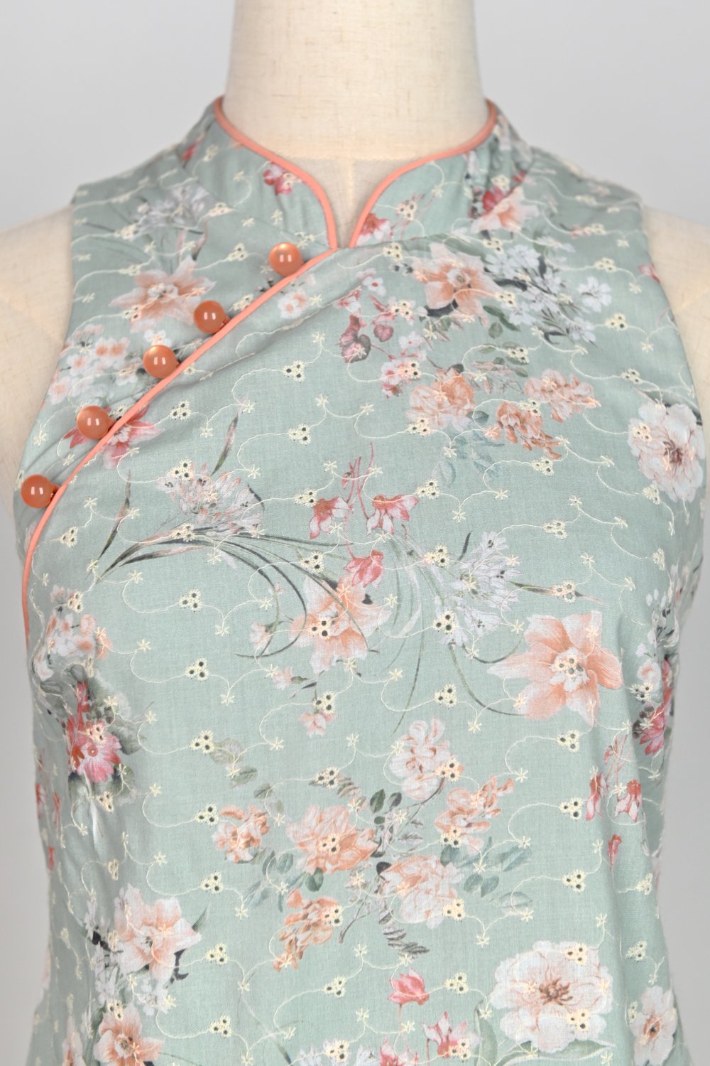 ZIHAN EMBROIDERY SLEEVELESS CHEONGSAM IN GREEN