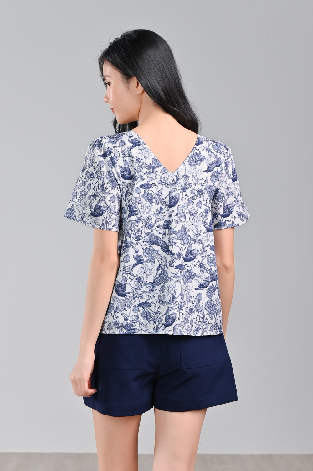 NAVY FEATHERED TALES SLEEVED TOP NAVY FEATHERED TALES SLEEVED TOP