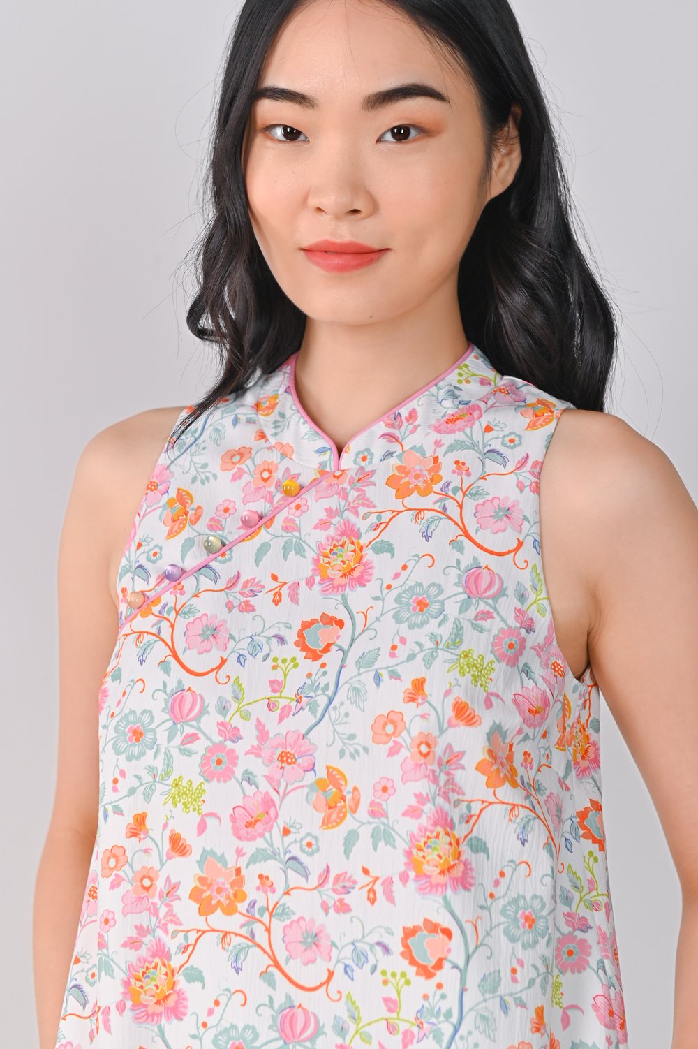 PEONY REVERIE SLEEVELESS CHEONGSAM TOP IN WHITE/PINK