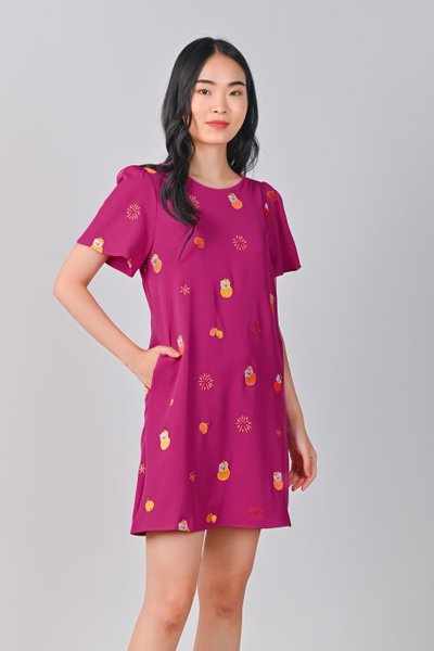 MAGENTA FORTUNE CAT EMB. SLEEVED SHIFT DRESS