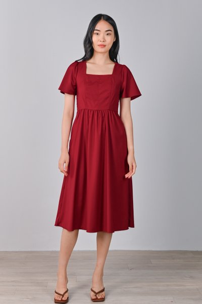 TEAGEN PANELLED SLEEVED MIDI DRESS IN RED