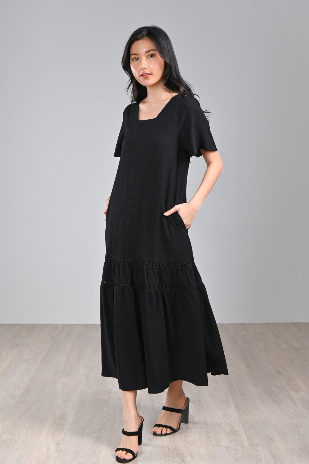 HLIN VALLEY-NECK SLEEVED DRESS IN BLACK
