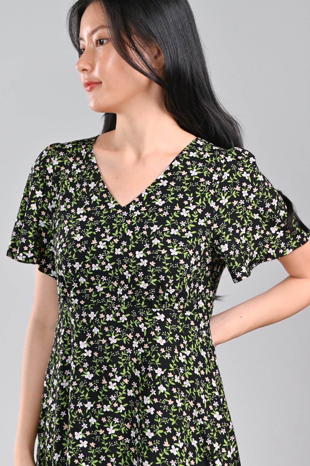 SURI SLEEVED V-NECK HIGH-WAIST DRESS IN BLACK FLORAL SURI SLEEVED V-NECK HIGH-WAIST DRESS IN BLACK FLORAL