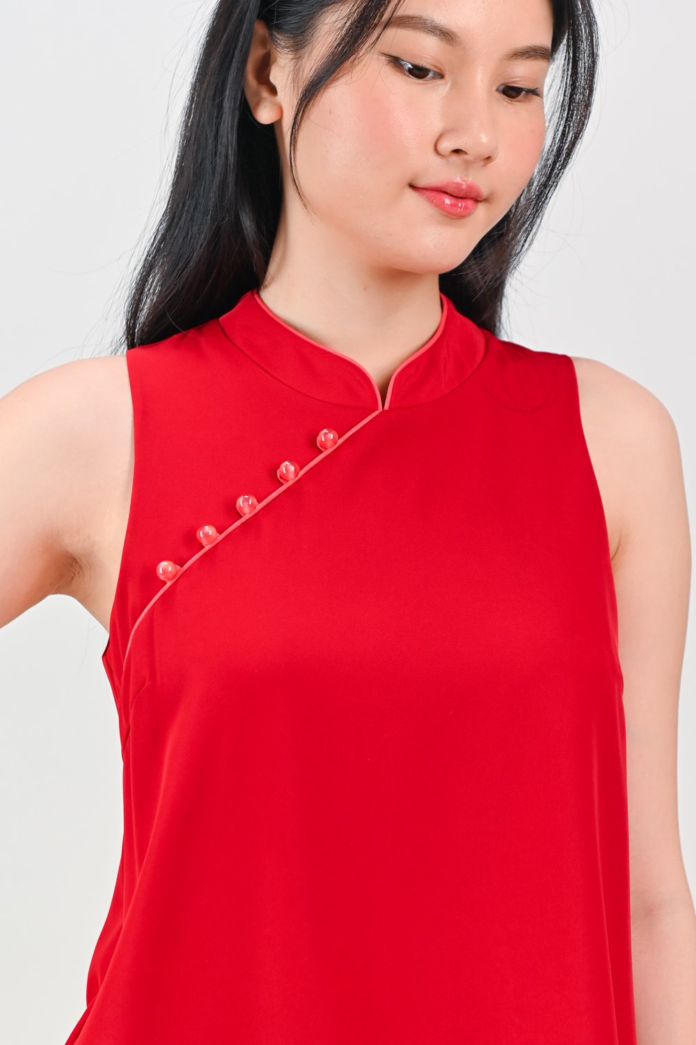 ZIYI SLEEVELESS CHEONGSAM TOP IN RED ZIYI SLEEVELESS CHEONGSAM TOP IN RED