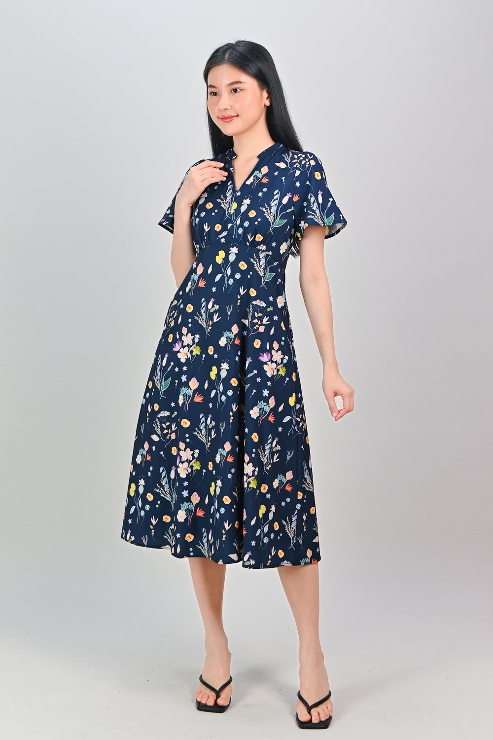 JUNIPER ROMANTIC FLORAL SLEEVED DRESS IN NAVY JUNIPER ROMANTIC FLORAL SLEEVED DRESS IN NAVY