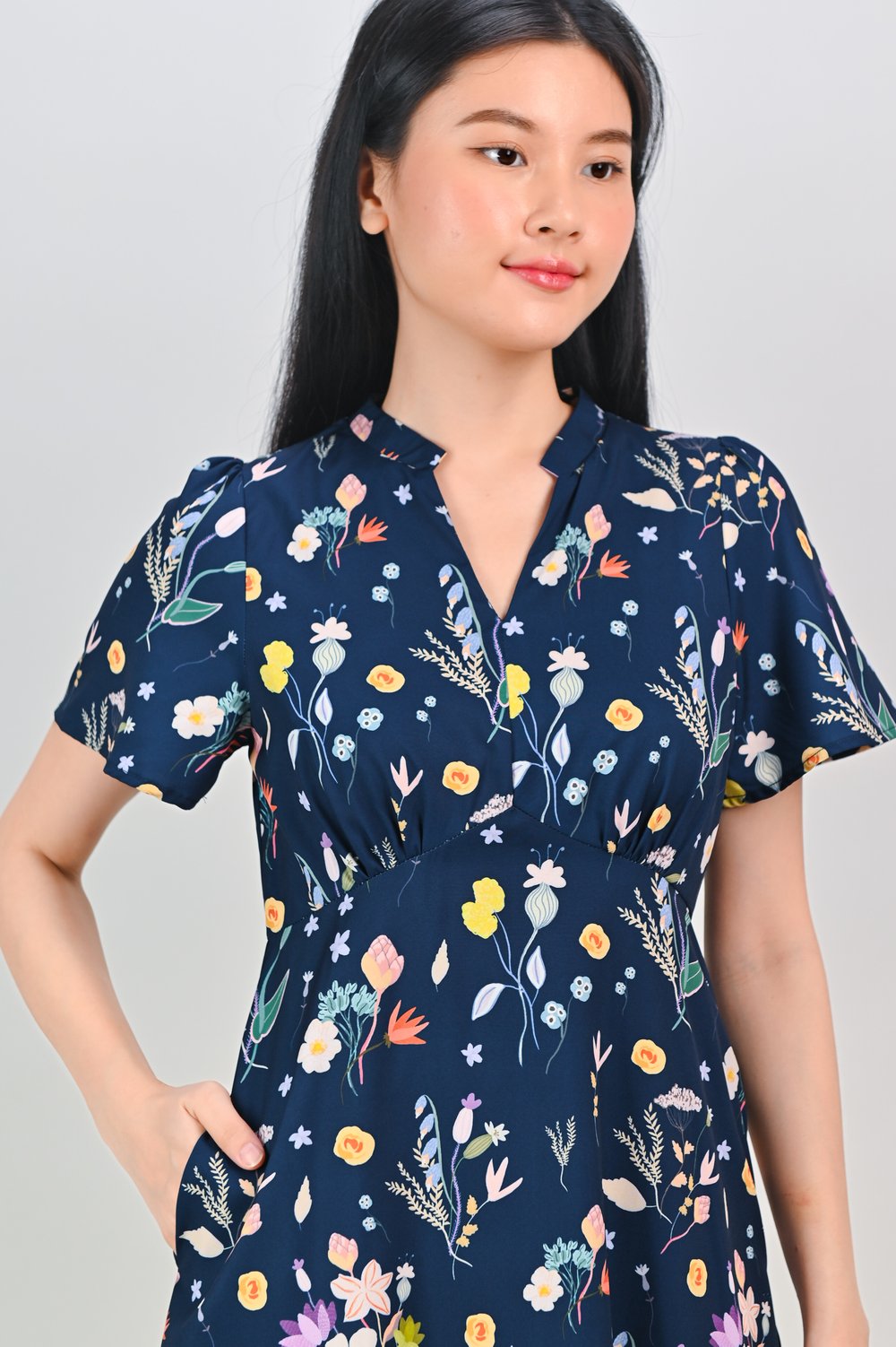 JUNIPER ROMANTIC FLORAL SLEEVED DRESS IN NAVY JUNIPER ROMANTIC FLORAL SLEEVED DRESS IN NAVY