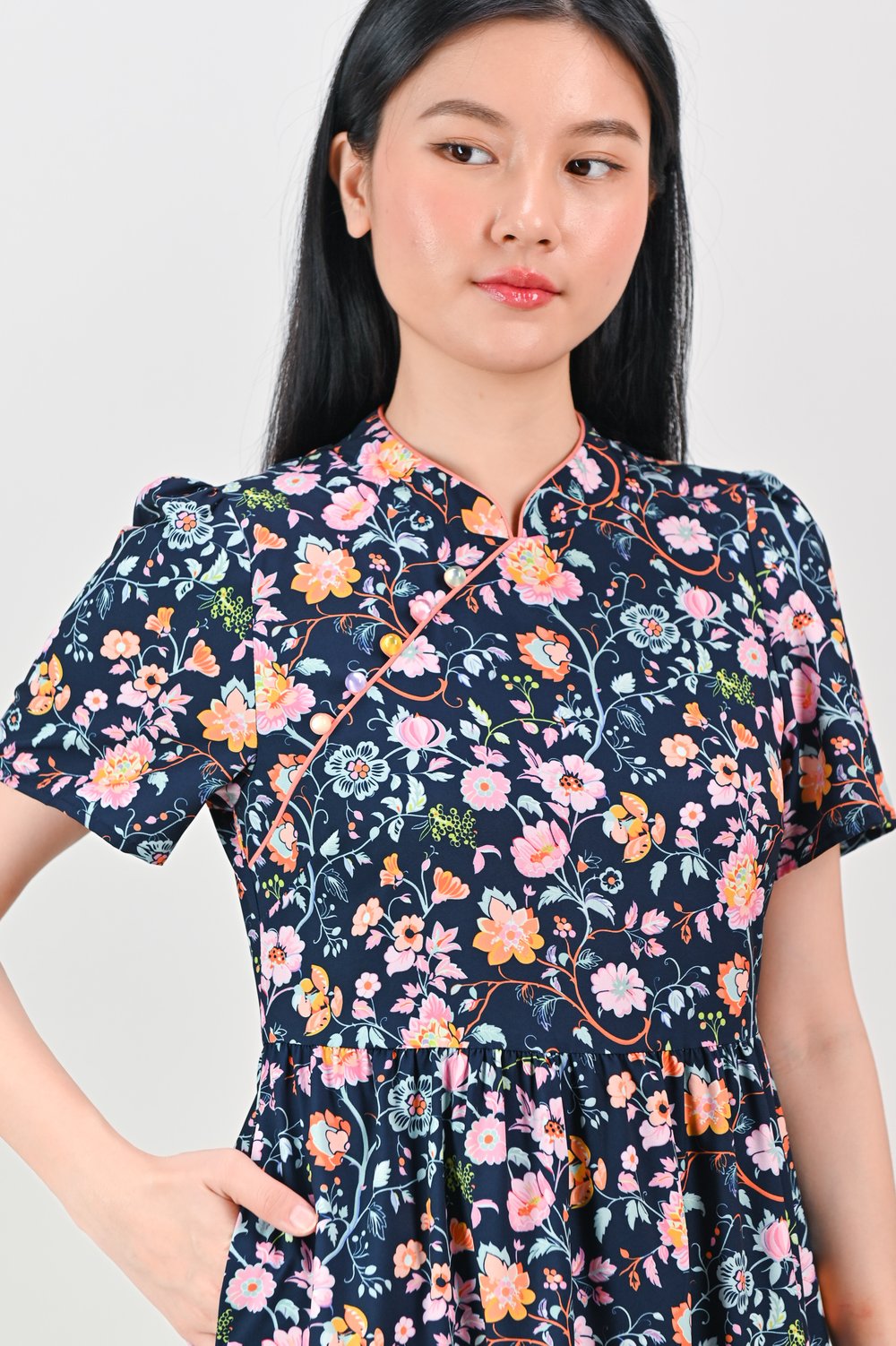 PEONY REVERIE TIERED MIDAXI CHEONGSAM IN NAVY