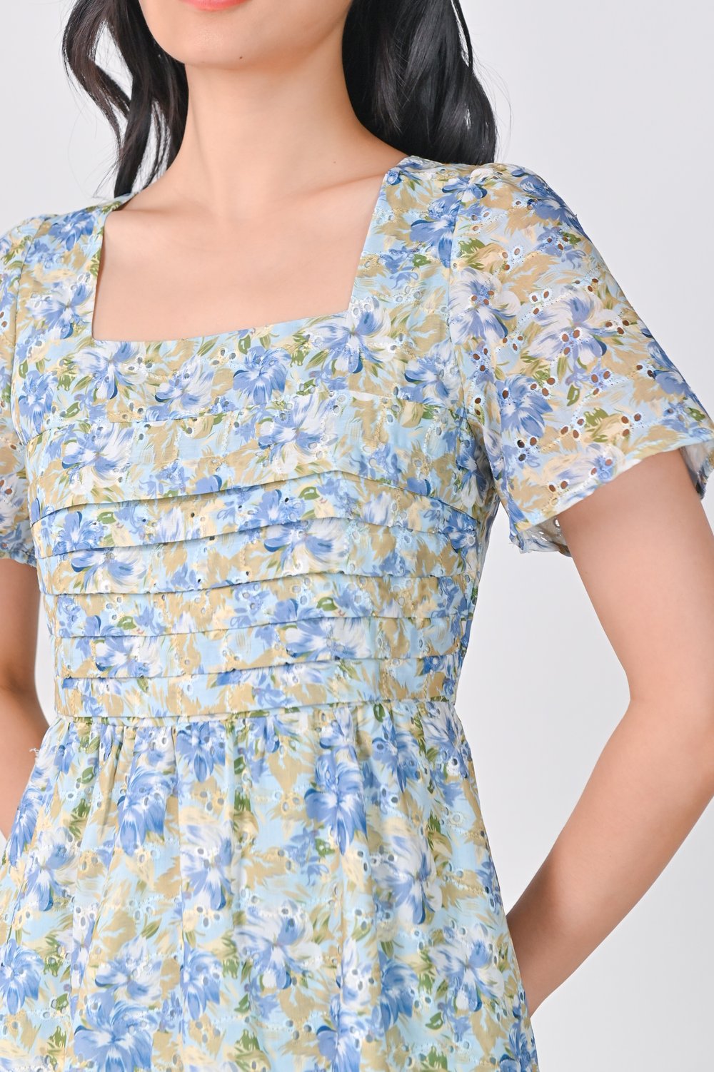 MARLOWE BLUE FLORAL PLEAT-DETAIL DRESS MARLOWE BLUE FLORAL PLEAT-DETAIL DRESS