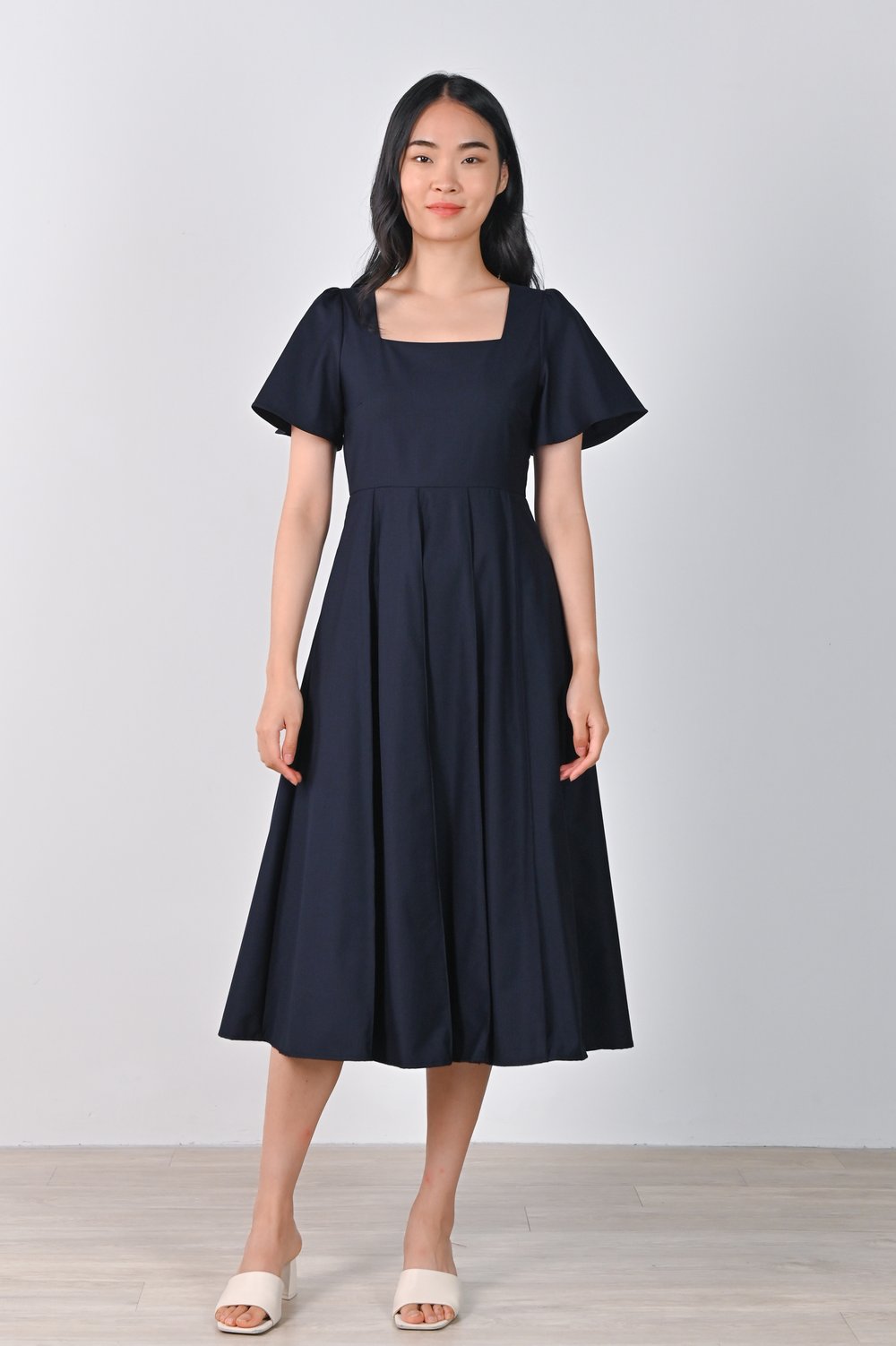 EVALENA PANELLED SLEEVED MIDI DRESS IN NAVY EVALENA PANELLED SLEEVED MIDI DRESS IN NAVY