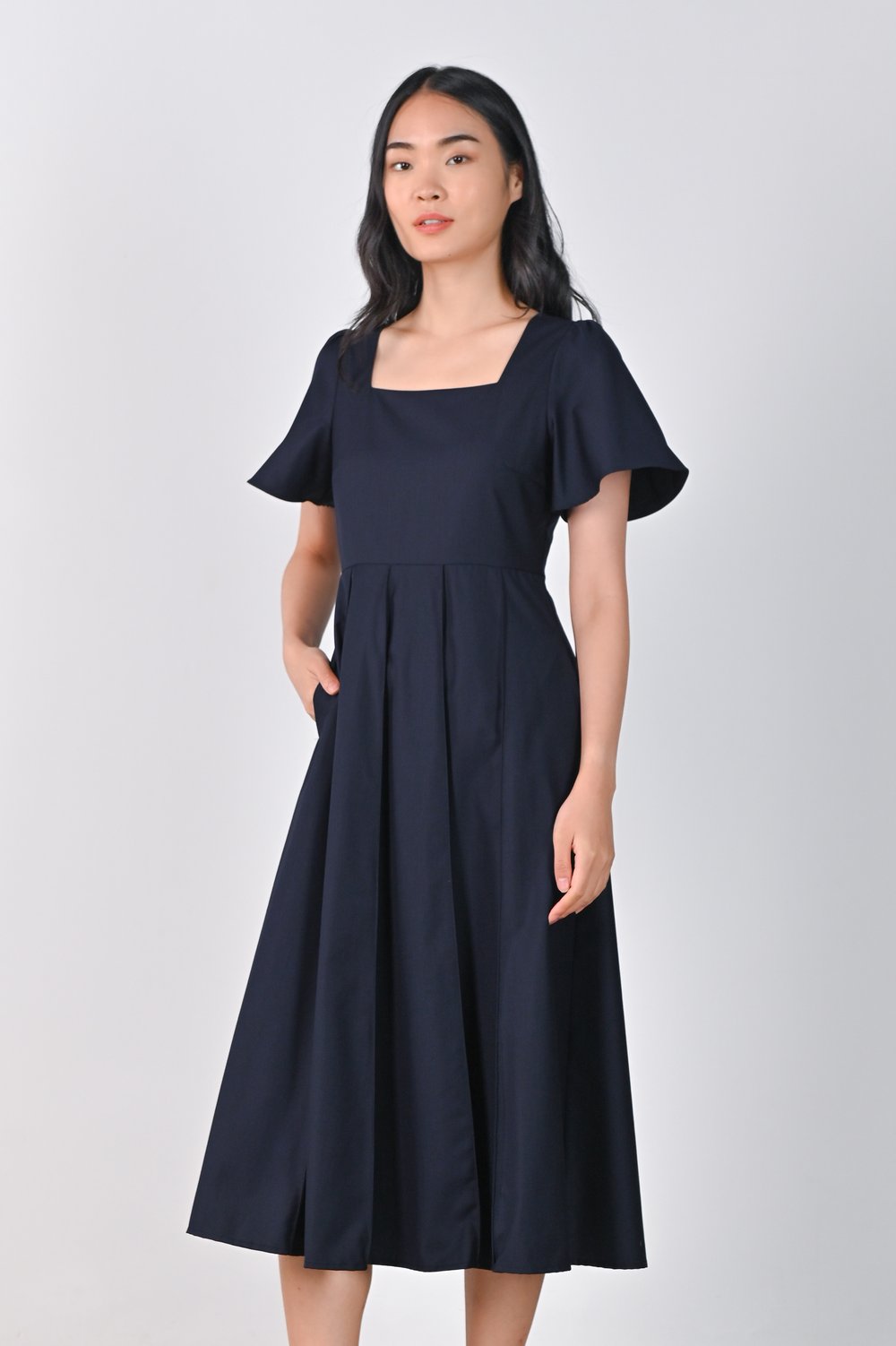 EVALENA PANELLED SLEEVED MIDI DRESS IN NAVY EVALENA PANELLED SLEEVED MIDI DRESS IN NAVY
