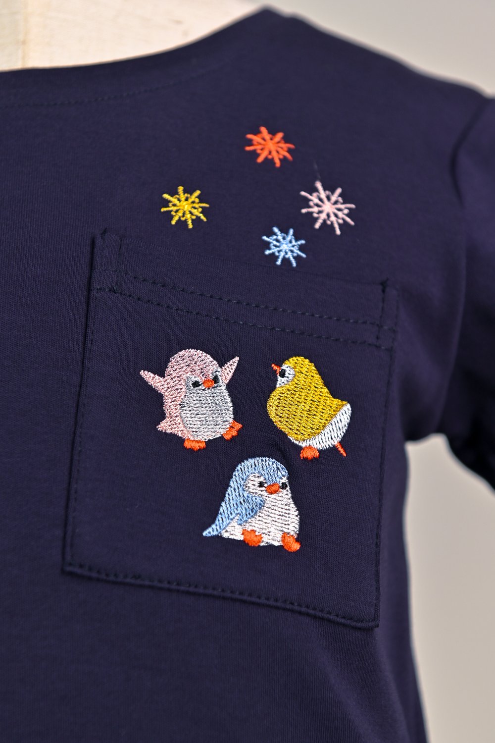 PRETTY PENGUINS EMB. POCKET KIDS' TEE