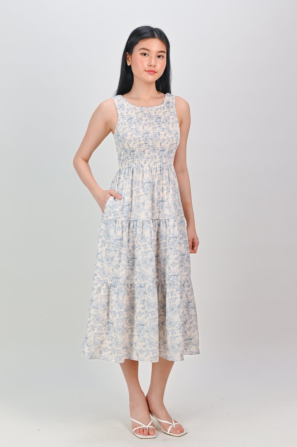 WAVERLY SLEEVELESS SMOCKED DRESS IN BLUE FLORAL