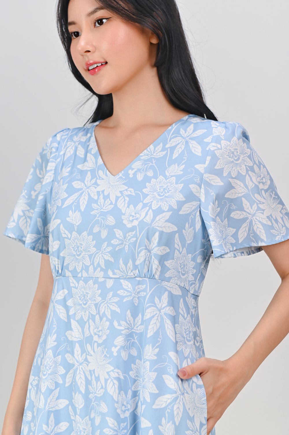 CAMY BLUE SLEEVED V-NECK HIGH-WAIST DRESS CAMY BLUE SLEEVED V-NECK HIGH-WAIST DRESS