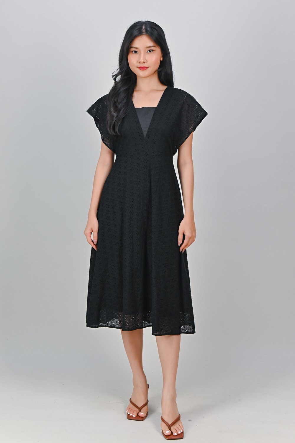 WILDE EYELET KIMONO DRESS IN BLACK