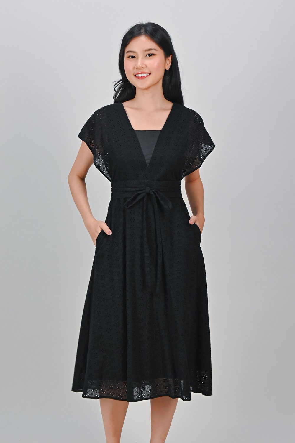 WILDE EYELET KIMONO DRESS IN BLACK