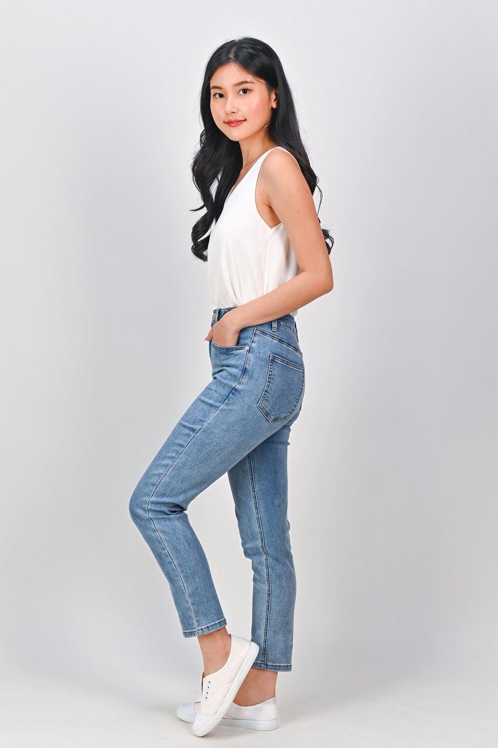 ZAHARA SLIM JEANS IN LIGHT-WASH