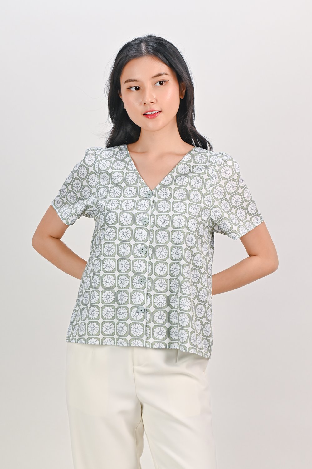 TUTU KUEH SLEEVED FLOWER-BUTTON TOP