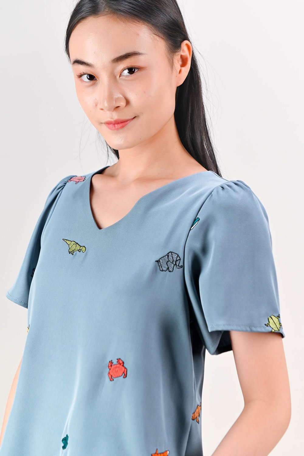 ORIGAMI ZOO EMB. SLEEVED TOP IN BLUE ORIGAMI ZOO EMB. SLEEVED TOP IN BLUE