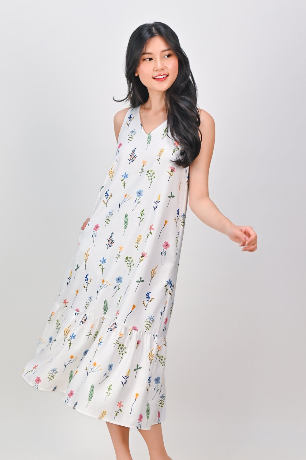 BLOOMING MEADOWS SLEEVELESS V-NECK MIDI DRESS BLOOMING MEADOWS SLEEVELESS V-NECK MIDI DRESS
