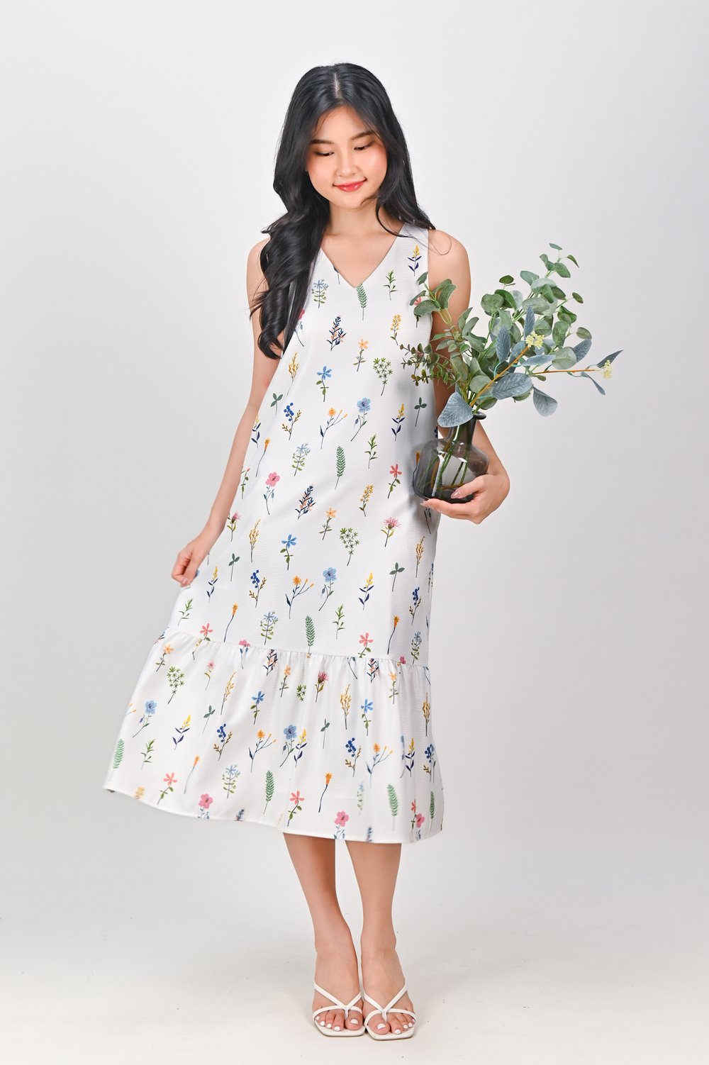 BLOOMING MEADOWS SLEEVELESS V-NECK MIDI DRESS BLOOMING MEADOWS SLEEVELESS V-NECK MIDI DRESS