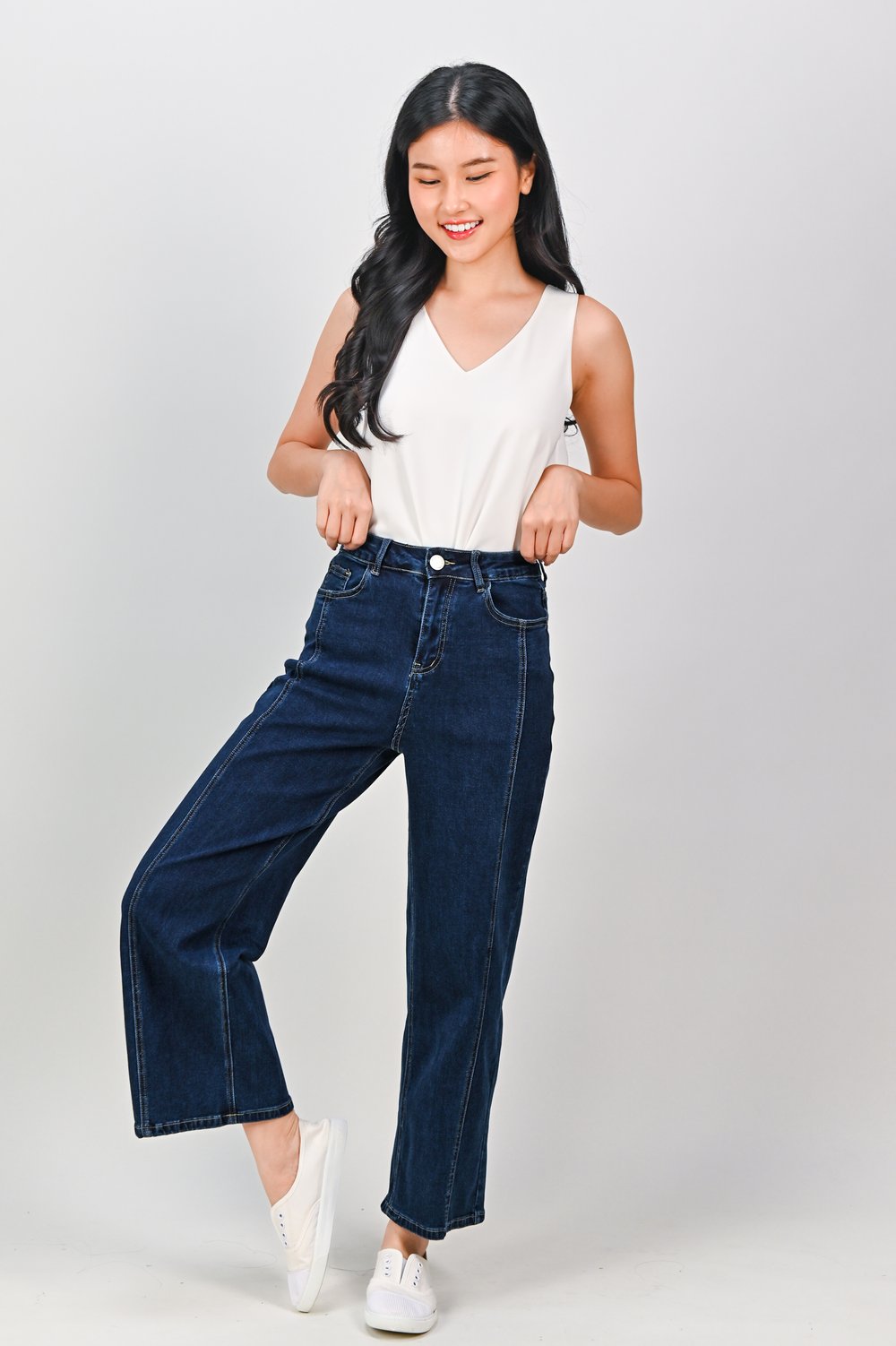 PRIYA STRAIGHT-CUT JEANS IN MID-WASH PRIYA STRAIGHT-CUT JEANS IN MID-WASH