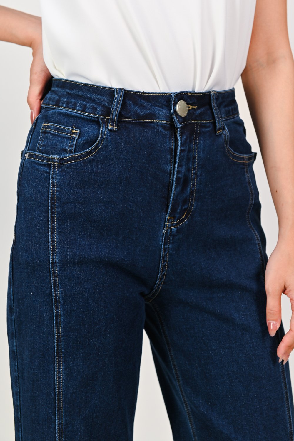 PRIYA STRAIGHT-CUT JEANS IN MID-WASH PRIYA STRAIGHT-CUT JEANS IN MID-WASH