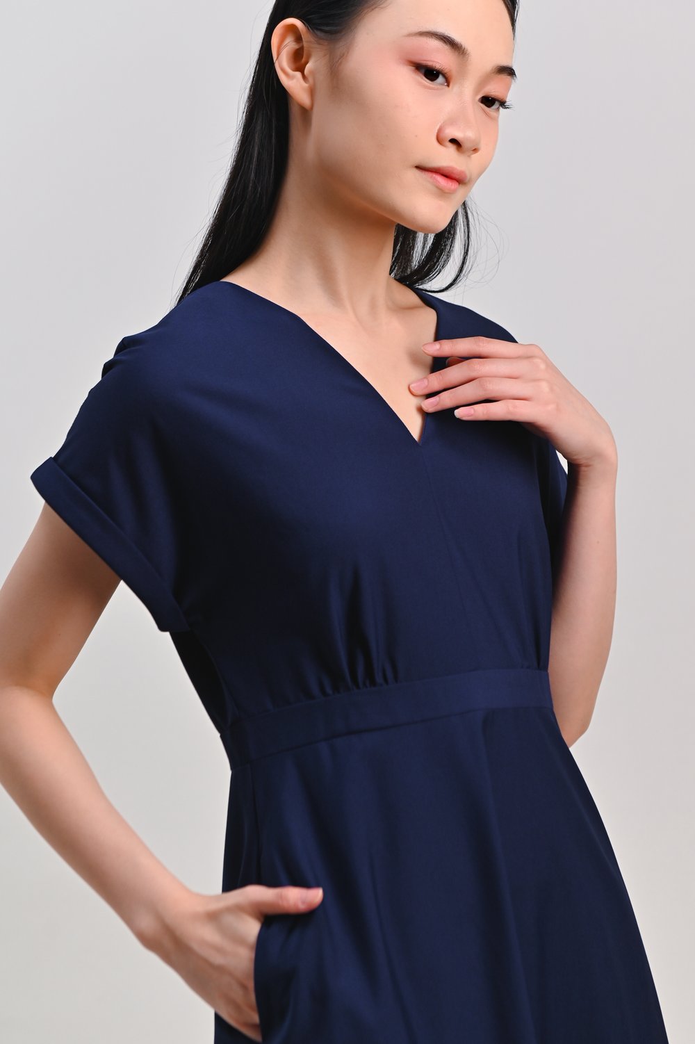 AVALON V-NECK SLEEVED MIDI DRESS IN NAVY AVALON V-NECK SLEEVED MIDI DRESS IN NAVY