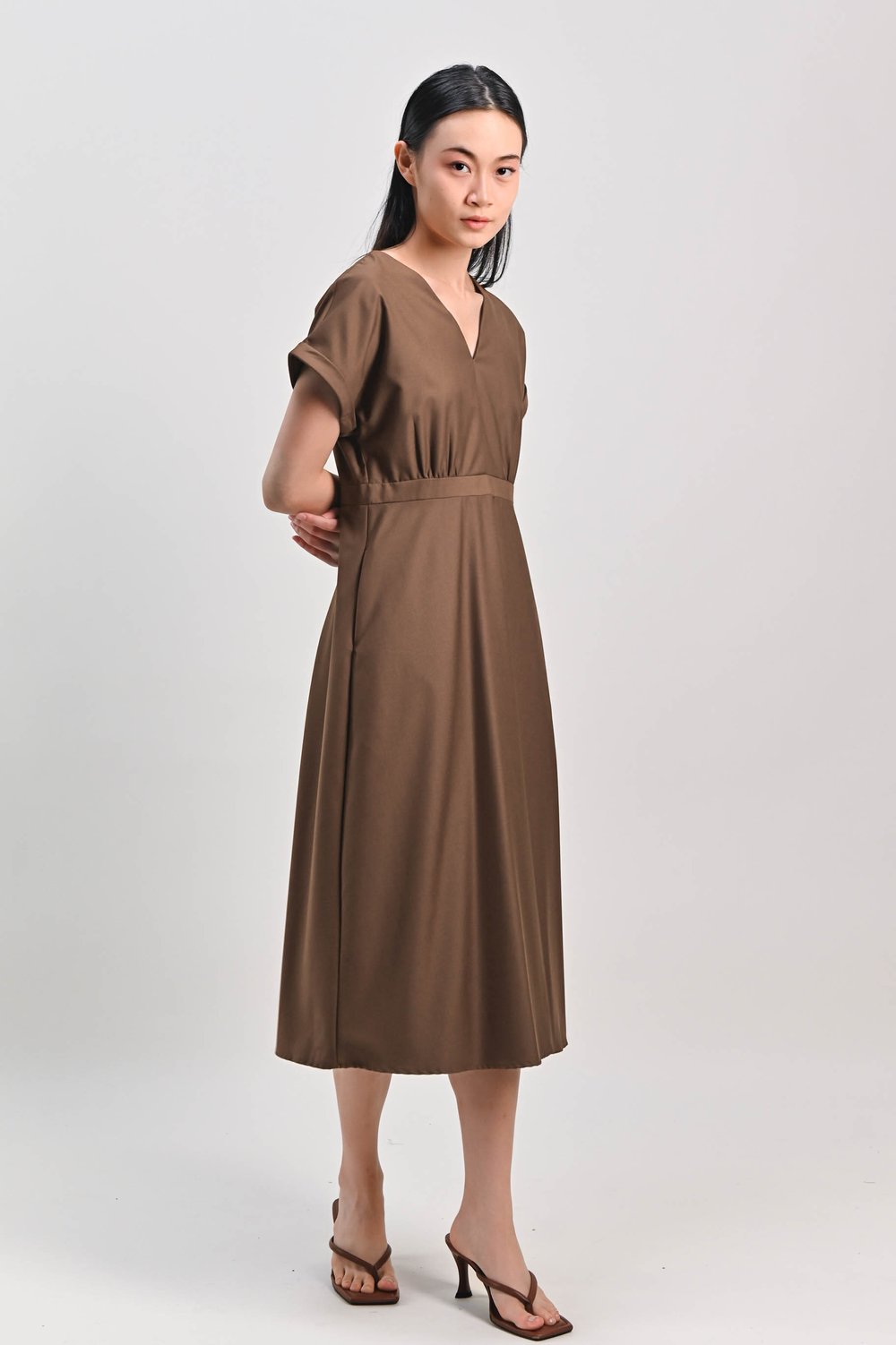 AVALON V-NECK SLEEVED MIDI DRESS IN COCOA