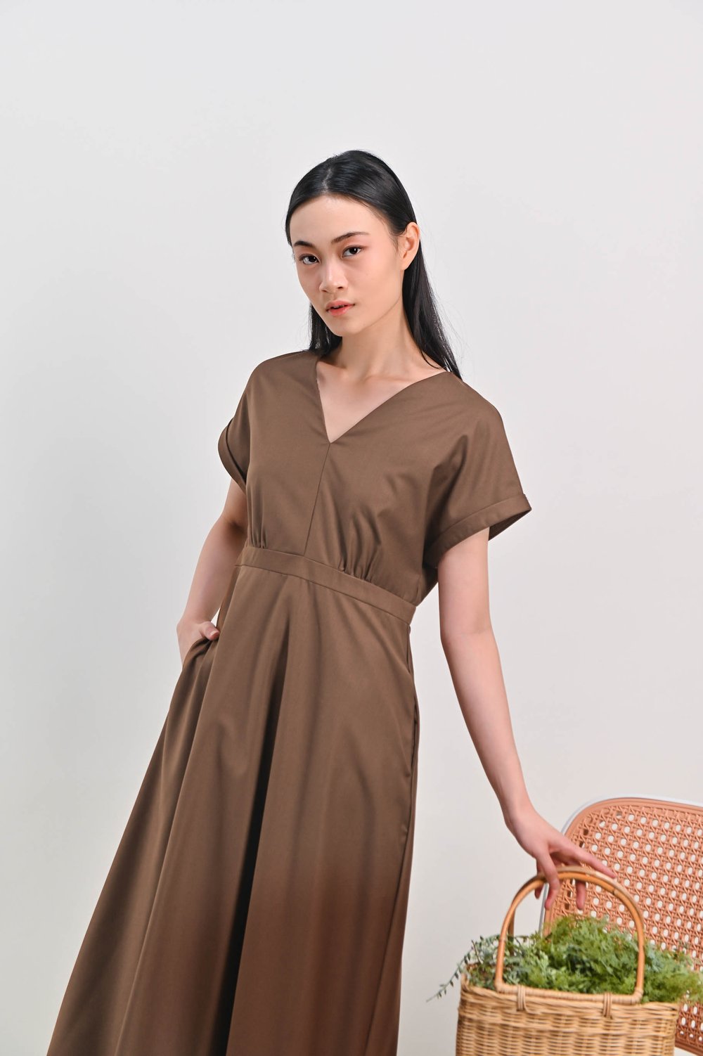 AVALON V-NECK SLEEVED MIDI DRESS IN COCOA